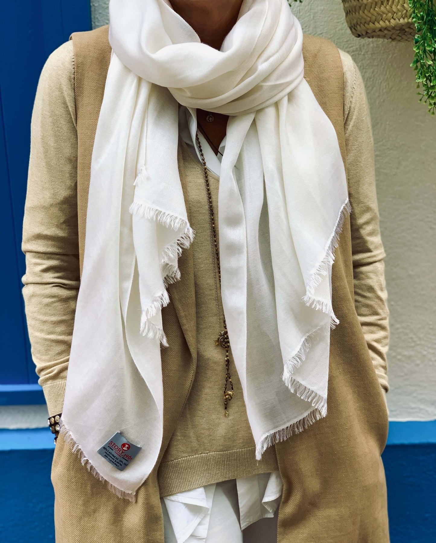 Woman wearing a Story 1961 White Waterpashmina scarf hand-loomed in Nepal.